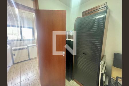 Apartamento à venda com 240m², 4 quartos e 3 vagas Apartamento à venda com 240m², 4 quartos e 3 vagasQuarto de Serviço