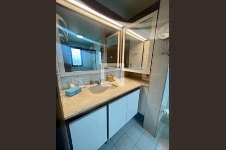 Apartamento à venda com 240m², 4 quartos e 3 vagas Apartamento à venda com 240m², 4 quartos e 3 vagasBanheiro da Suíte 1