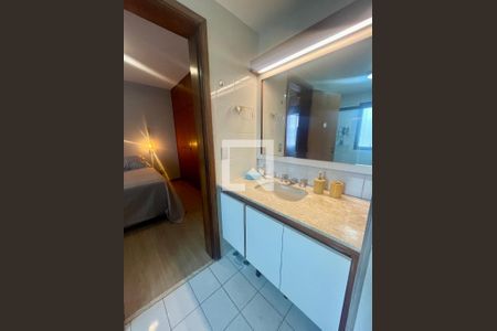 Apartamento à venda com 240m², 4 quartos e 3 vagas Apartamento à venda com 240m², 4 quartos e 3 vagasBanheiro da Suíte 1