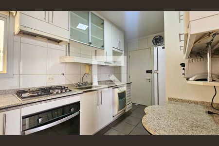 Cozinha de apartamento para alugar com 3 quartos, 95m² em Vila Sofia, São Paulo