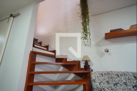 Escada para segundo andar de apartamento à venda com 1 quarto, 57m² em Bom Jesus, Porto Alegre