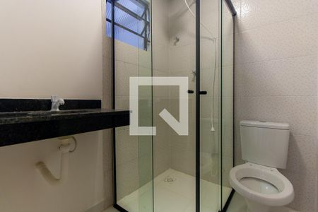 Banheiro de kitnet/studio para alugar com 1 quarto, 24m² em Vila Paulo Silas, São Paulo