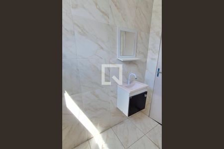 Banheiro de casa para alugar com 1 quarto, 40m² em Jardim Primavera, Duque de Caxias