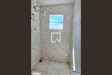 Banheiro de casa para alugar com 1 quarto, 40m² em Jardim Primavera, Duque de Caxias