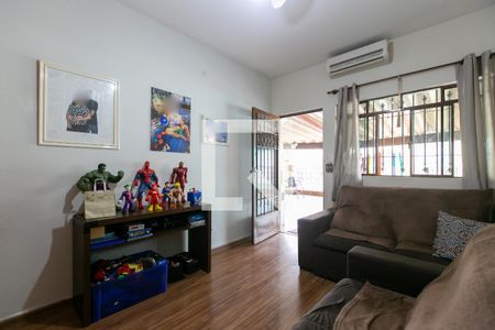 Sala de casa à venda com 4 quartos, 237m² em Jardim Lajeado, São Paulo