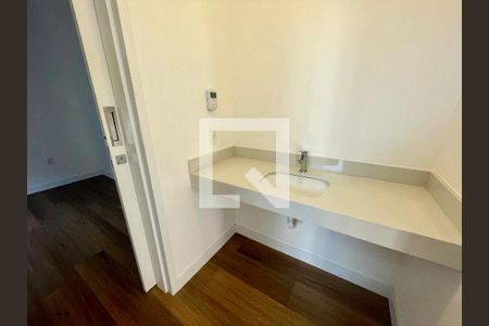 Casa de condomínio à venda com 208m², 4 quartos e 4 vagas Casa de condomínio à venda com 208m², 4 quartos e 4 vagasBanheiro das Demi Suítes