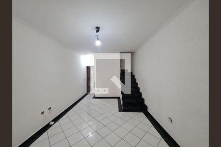 Sala escada acesso aos quartos  de casa para alugar com 3 quartos, 113m² em Jardim Bela Vista, Guarulhos