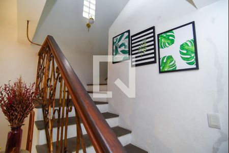 Casa de condomínio para alugar com 207m², 3 quartos e 2 vagas Casa de condomínio para alugar com 207m², 3 quartos e 2 vagasEscada