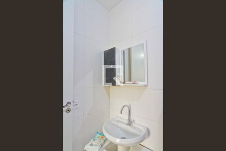 Banheiro de kitnet/studio para alugar com 1 quarto, 27m² em Vila Palmeiras, São Paulo