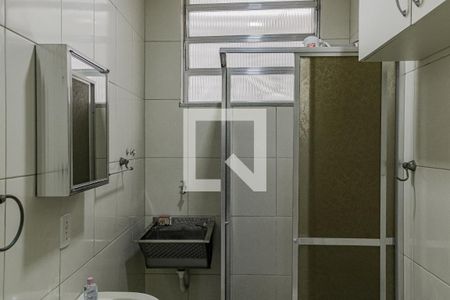 Banheiro de kitnet/studio para alugar com 1 quarto, 40m² em Leme, Rio de Janeiro