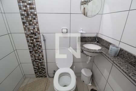 Banheiro de kitnet/studio para alugar com 1 quarto, 22m² em Bom Jesus, Uberlândia