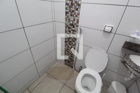 Banheiro de kitnet/studio para alugar com 1 quarto, 22m² em Bom Jesus, Uberlândia