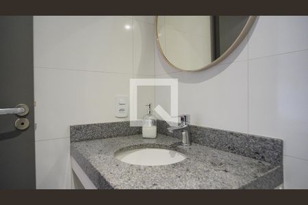 Banheiro de kitnet/studio para alugar com 1 quarto, 40m² em Saco dos Limões, Florianópolis