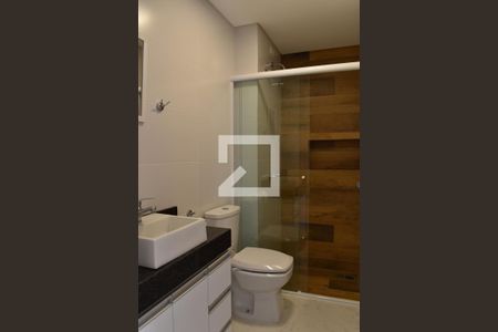 Banheiro de apartamento para alugar com 1 quarto, 46m² em Lindoia, Curitiba