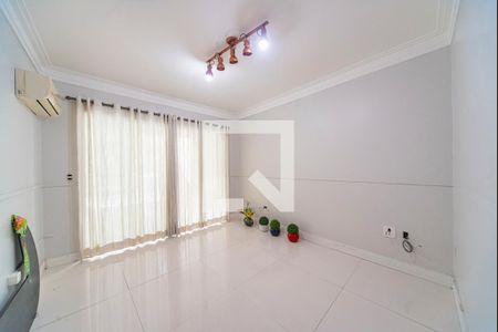 Sala de TV de casa à venda com 2 quartos, 210m² em Vila Assunção, Santo André