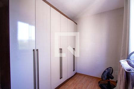 Quarto 2 de apartamento para alugar com 2 quartos, 47m² em Tribobó, São Gonçalo