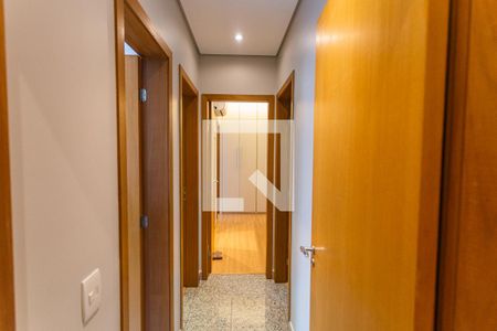 Corredor de apartamento para alugar com 3 quartos, 97m² em Santa Efigênia, Belo Horizonte