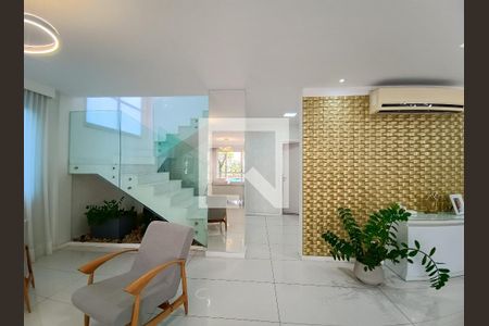 Sala de casa de condomínio à venda com 5 quartos, 600m² em Barra da Tijuca, Rio de Janeiro