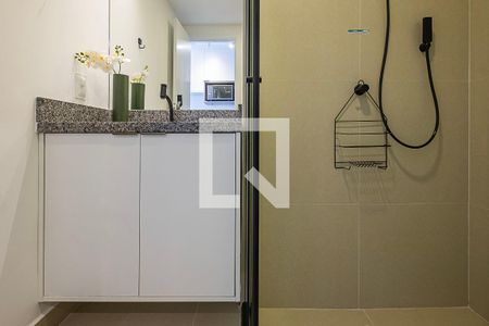 Banheiro de kitnet/studio para alugar com 1 quarto, 29m² em Pinheiros, São Paulo