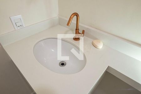 Banheiro de kitnet/studio para alugar com 1 quarto, 24m² em Sumarezinho, São Paulo