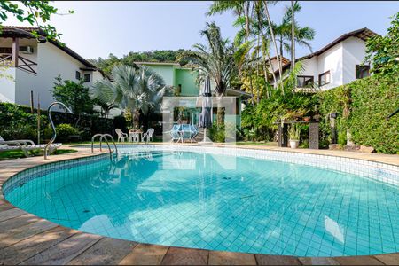 Casa de condomínio à venda com 370m², 5 quartos e 3 vagas Casa de condomínio à venda com 370m², 5 quartos e 3 vagasQuintal