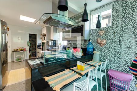 Casa de condomínio à venda com 370m², 5 quartos e 3 vagas Casa de condomínio à venda com 370m², 5 quartos e 3 vagasCozinha