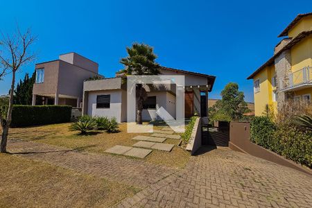 Casa de condomínio à venda com 430m², 4 quartos e 4 vagas Casa de condomínio à venda com 430m², 4 quartos e 4 vagasFachada