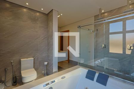 Casa de condomínio à venda com 430m², 4 quartos e 4 vagas Casa de condomínio à venda com 430m², 4 quartos e 4 vagasBanheiro da Suíte