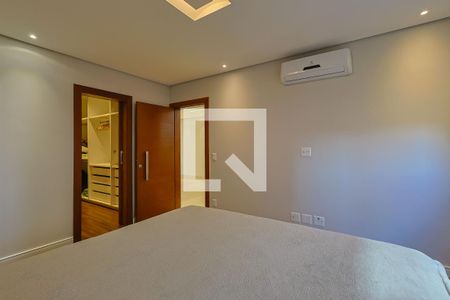 Casa de condomínio à venda com 430m², 4 quartos e 4 vagas Casa de condomínio à venda com 430m², 4 quartos e 4 vagasSuíte