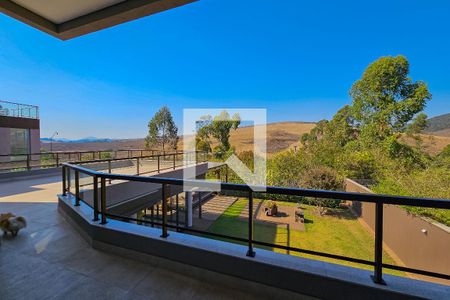Casa de condomínio à venda com 430m², 4 quartos e 4 vagas Casa de condomínio à venda com 430m², 4 quartos e 4 vagasVaranda
