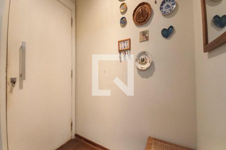 Hall de entrada de apartamento à venda com 3 quartos, 158m² em Centro, Campinas