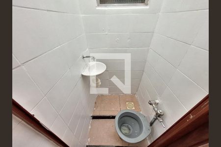 Banheiro  de kitnet/studio para alugar com 1 quarto, 23m² em Botafogo, Rio de Janeiro