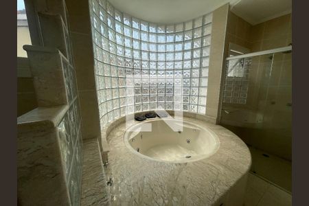 Casa de condomínio para alugar com 650m², 5 quartos e 4 vagas Casa de condomínio para alugar com 650m², 5 quartos e 4 vagasBanheiro da Suíte 1