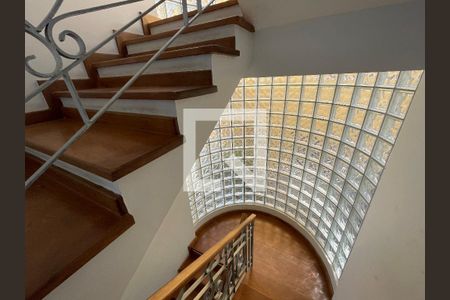 Casa de condomínio para alugar com 650m², 5 quartos e 4 vagas Casa de condomínio para alugar com 650m², 5 quartos e 4 vagasEscada