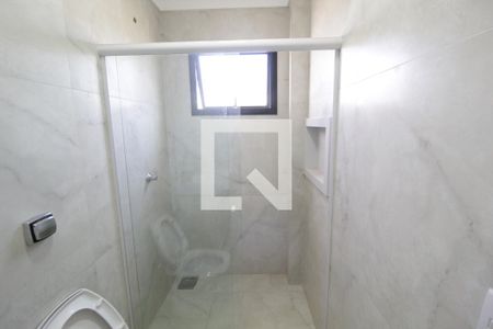 Banheiro/Suíte 1 de casa de condomínio para alugar com 4 quartos, 356m² em Aclimação, Uberlândia