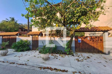 Casa à venda com 470m², 5 quartos e 4 vagas Casa à venda com 470m², 5 quartos e 4 vagasFachada