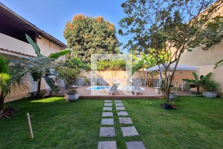 Casa à venda com 470m², 5 quartos e 4 vagas Casa à venda com 470m², 5 quartos e 4 vagasPiscina