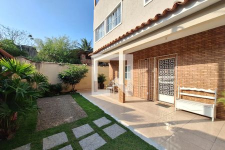 Casa à venda com 470m², 5 quartos e 4 vagas Casa à venda com 470m², 5 quartos e 4 vagasQuintal