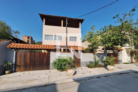 Casa à venda com 470m², 5 quartos e 4 vagas Casa à venda com 470m², 5 quartos e 4 vagasFachada