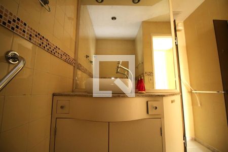 Banheiro de apartamento para alugar com 1 quarto, 70m² em Olaria, Rio de Janeiro