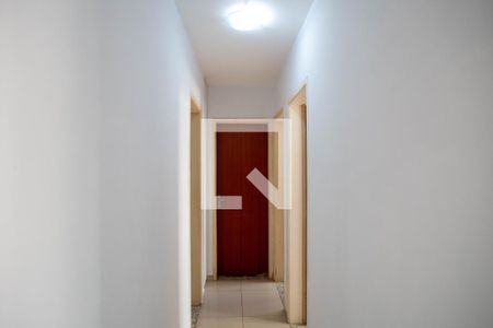 Corredor de apartamento para alugar com 3 quartos, 81m² em Santa Tereza, Belo Horizonte