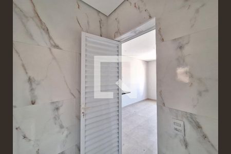 Banheiro de kitnet/studio para alugar com 1 quarto, 17m² em Vila Romana, São Paulo