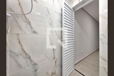 Banheiro de kitnet/studio para alugar com 1 quarto, 18m² em Vila Romana, São Paulo