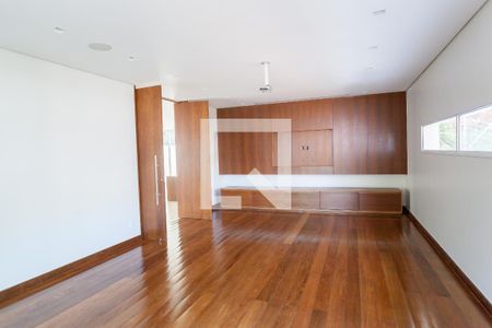 Sala de TV de casa de condomínio à venda com 4 quartos, 524m² em Vila Castela, Nova Lima