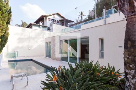 Casa de condomínio à venda com 524m², 4 quartos e 4 vagas Casa de condomínio à venda com 524m², 4 quartos e 4 vagasPiscina