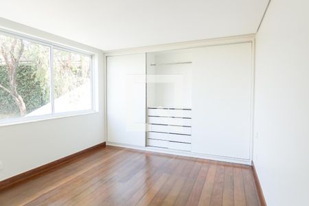 Casa de condomínio à venda com 524m², 4 quartos e 4 vagas Casa de condomínio à venda com 524m², 4 quartos e 4 vagassuite 2