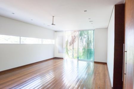 Sala de TV de casa de condomínio à venda com 4 quartos, 524m² em Vila Castela, Nova Lima