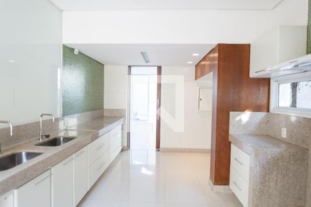 Casa de condomínio à venda com 524m², 4 quartos e 4 vagas Casa de condomínio à venda com 524m², 4 quartos e 4 vagasCozinha