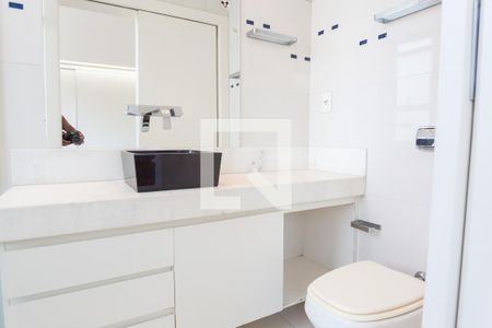 Casa de condomínio à venda com 524m², 4 quartos e 4 vagas Casa de condomínio à venda com 524m², 4 quartos e 4 vagasBanheiro suite 3