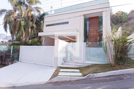 Casa de condomínio à venda com 524m², 4 quartos e 4 vagas Casa de condomínio à venda com 524m², 4 quartos e 4 vagasfachada